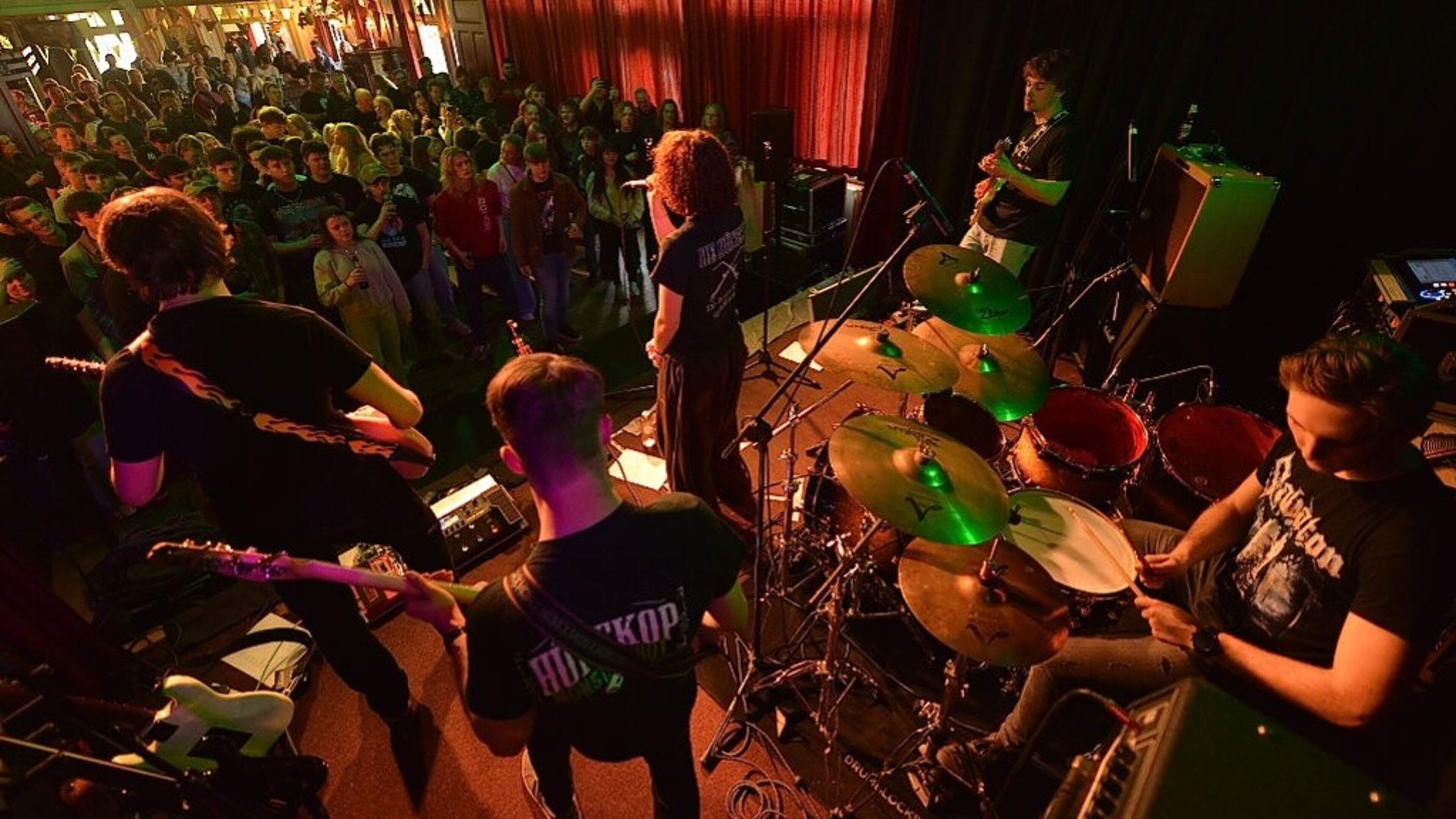 Veel publiek in Café Gelderingen voor Dawn of Day en Vluchtheuvel