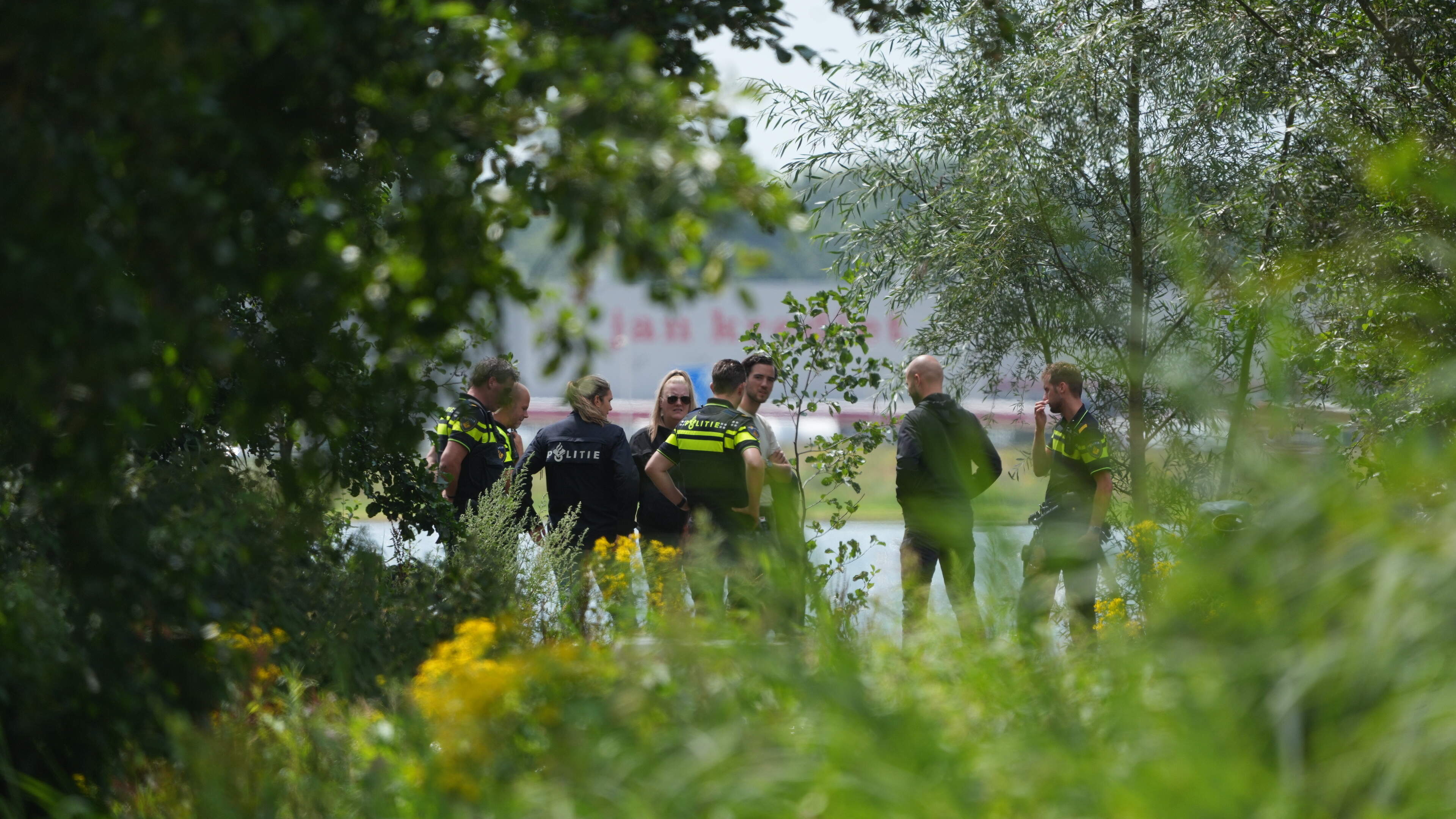 Overleden persoon aangetroffen bij Eesermeer in Steenwijk, politie start onderzoek