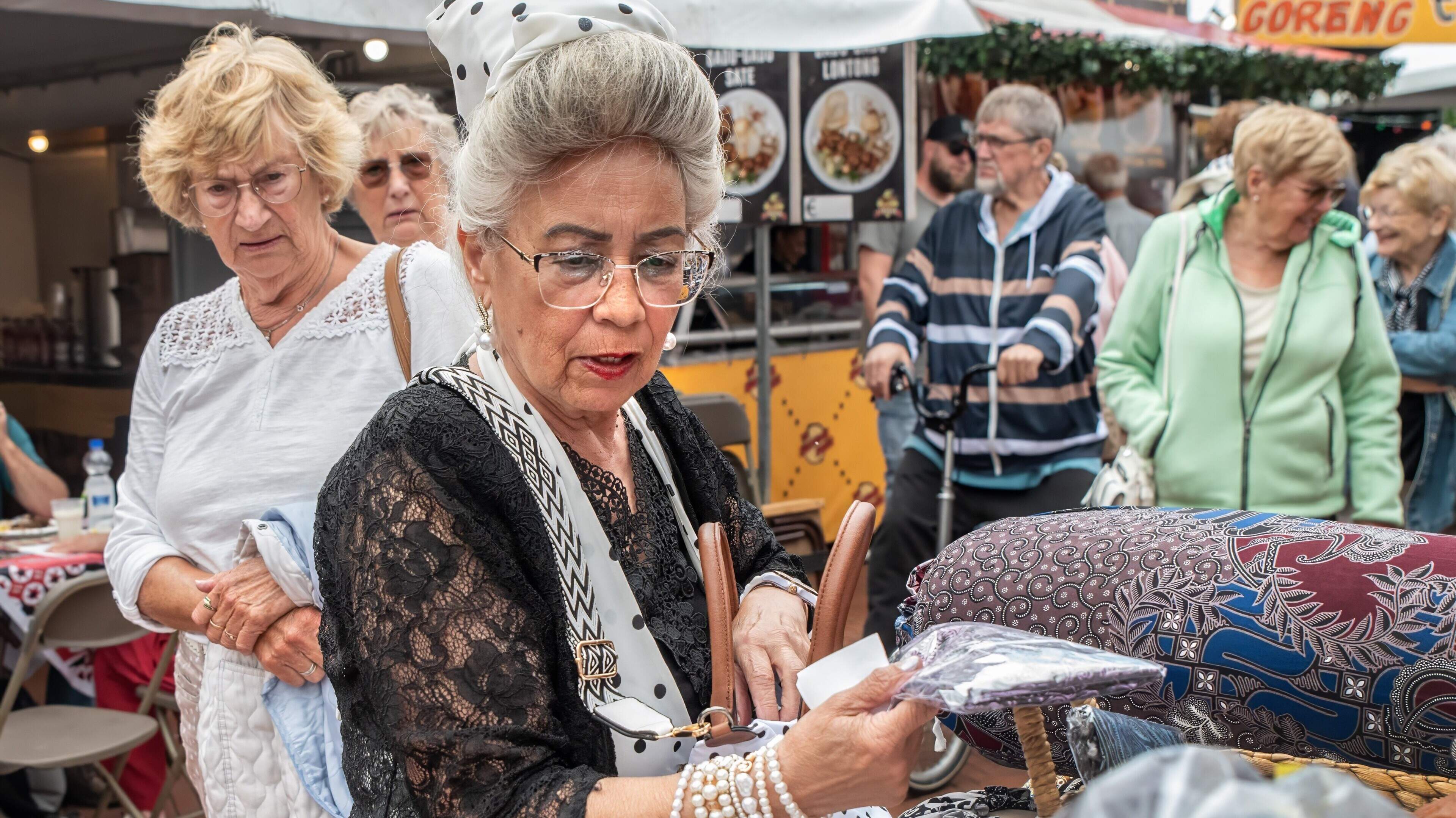 Gezellige drukte tijdens eerste dag van Pasar Malam in Steenwijk | Veel foto’s
