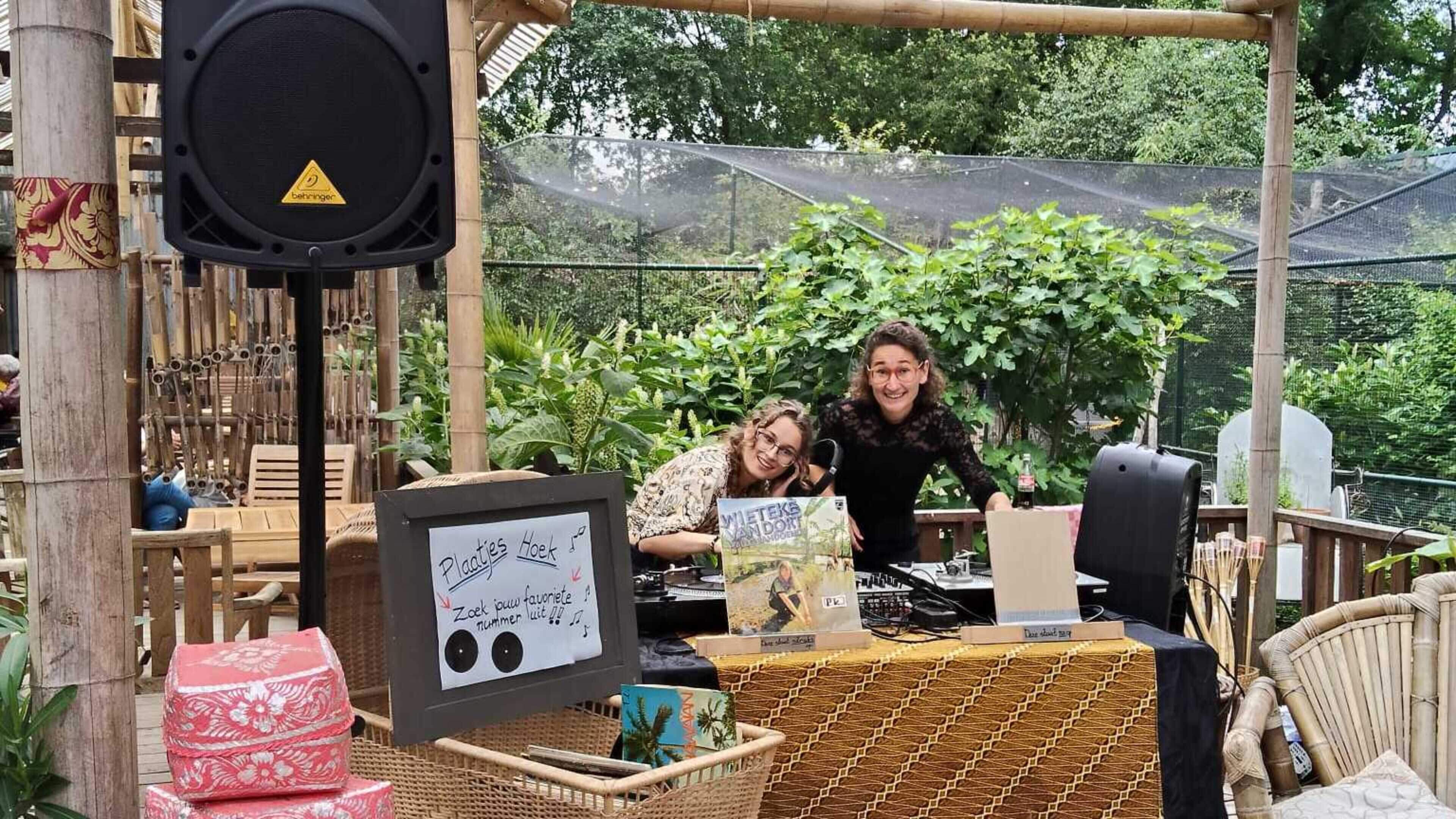 Plaatjes draaien bij het Indofood feestje in dierenpark Taman Indonesia