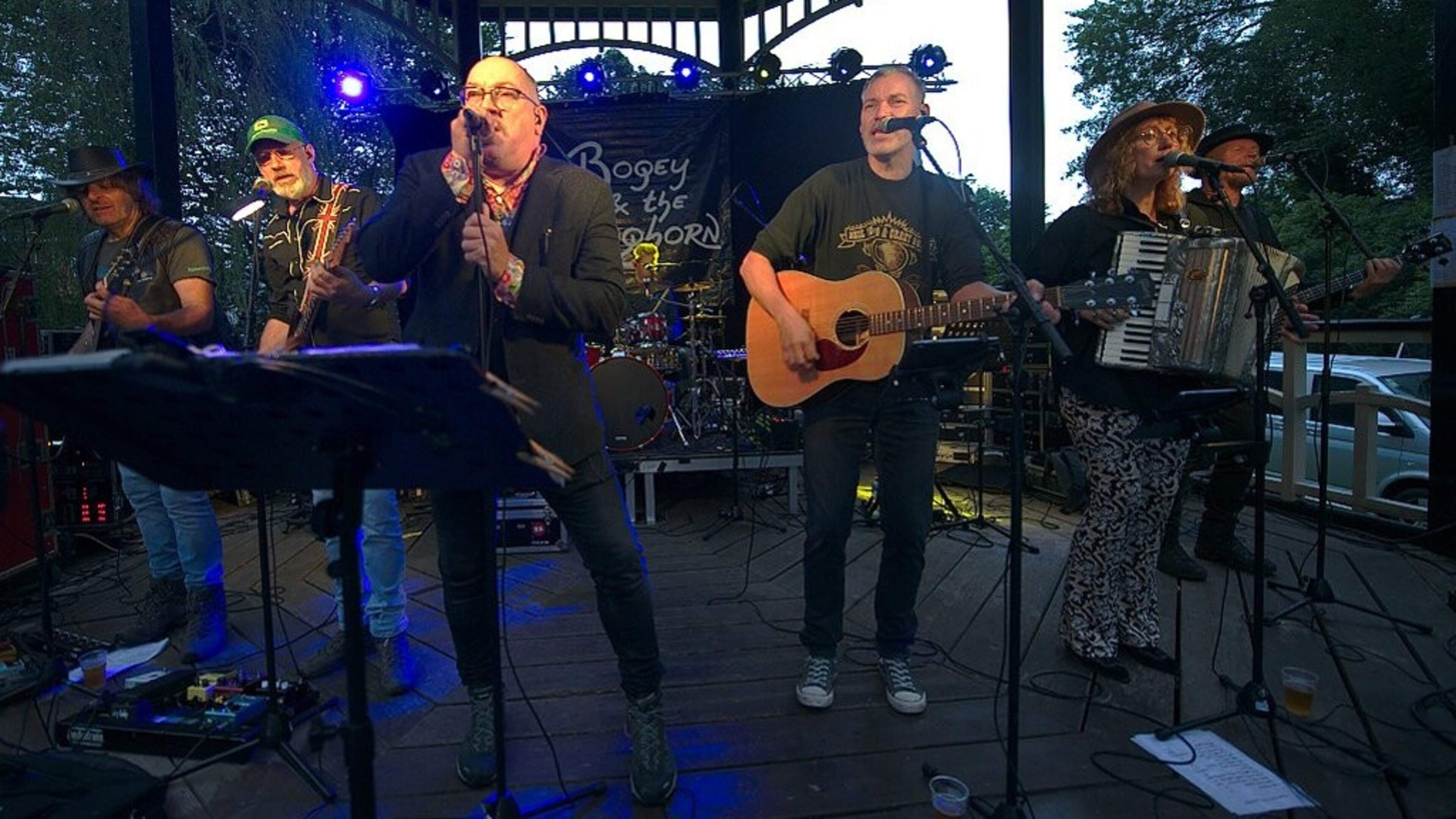 Bogey and the Longhorn trapt af in het park