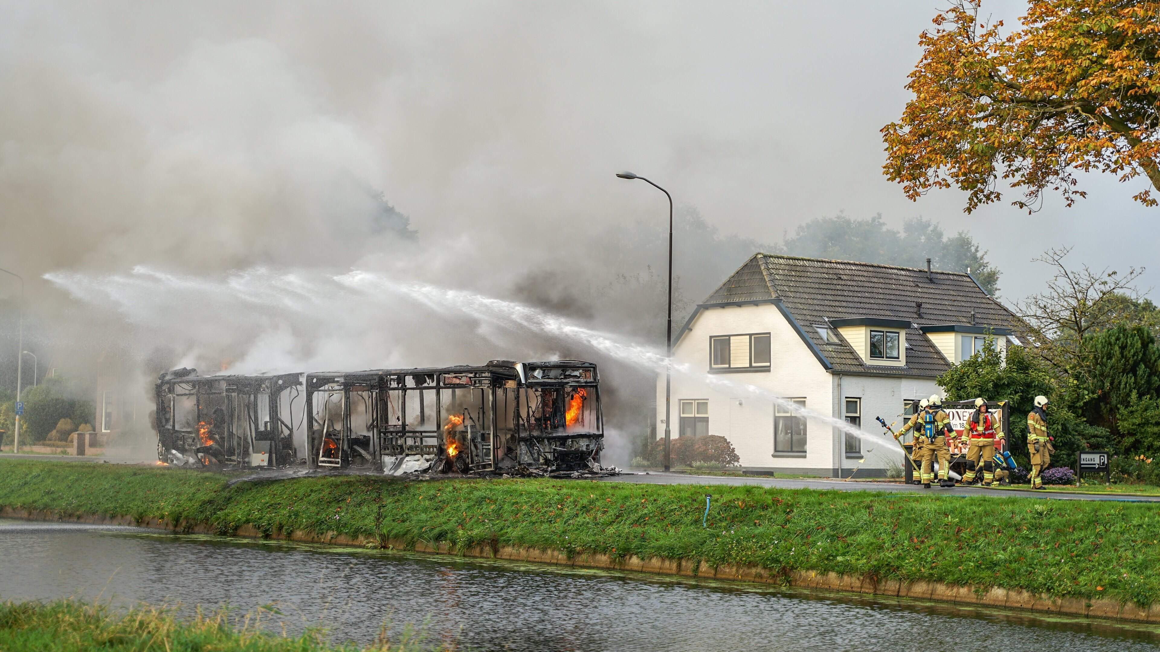 Vier passagiers en chauffeur veilig uit brandende bus bij Hoogersmilde. ’Hij probeerde het vuur zelf nog te blussen’