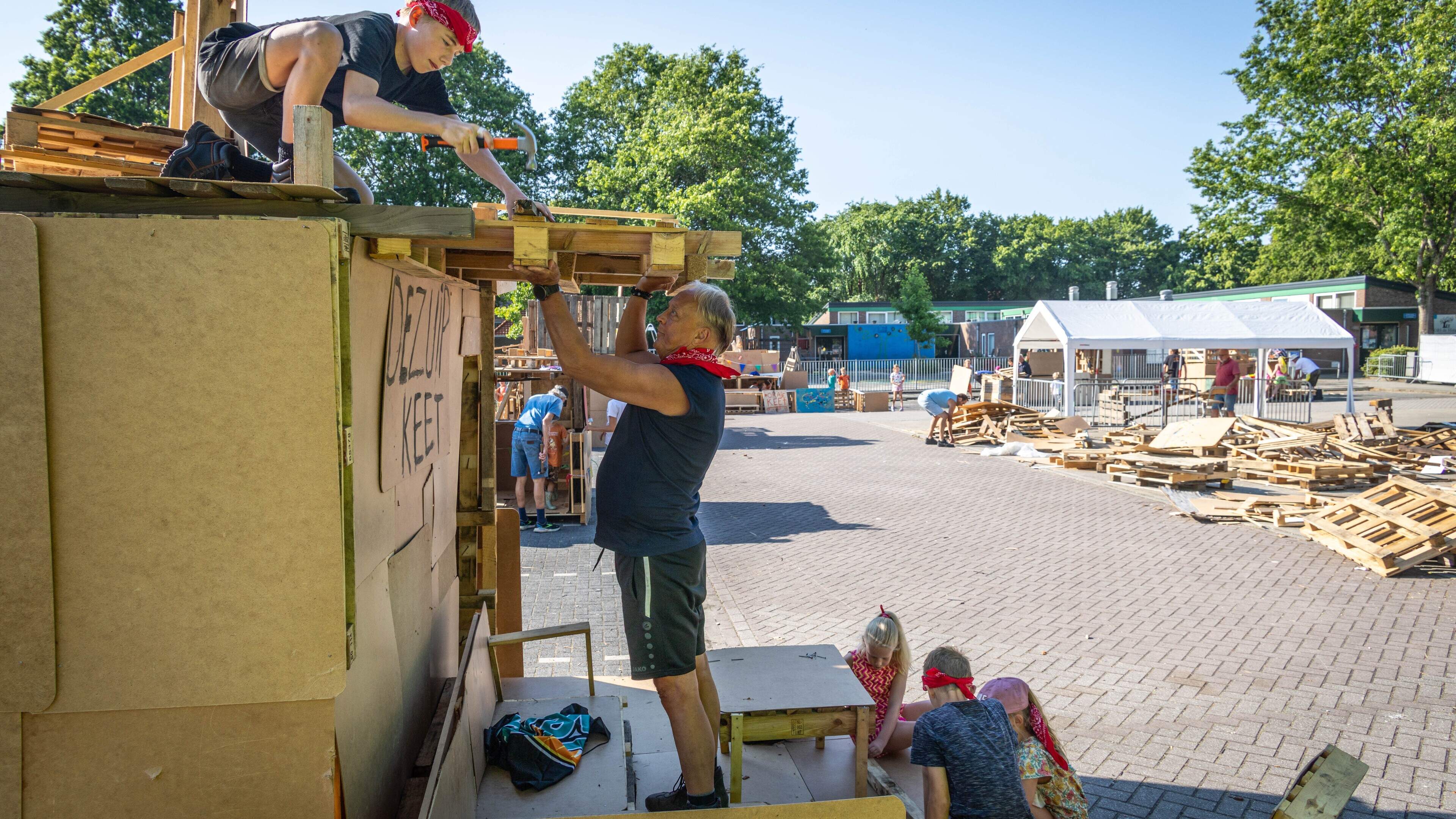 Kinderen bouwen een huttendorp in Oldemarkt