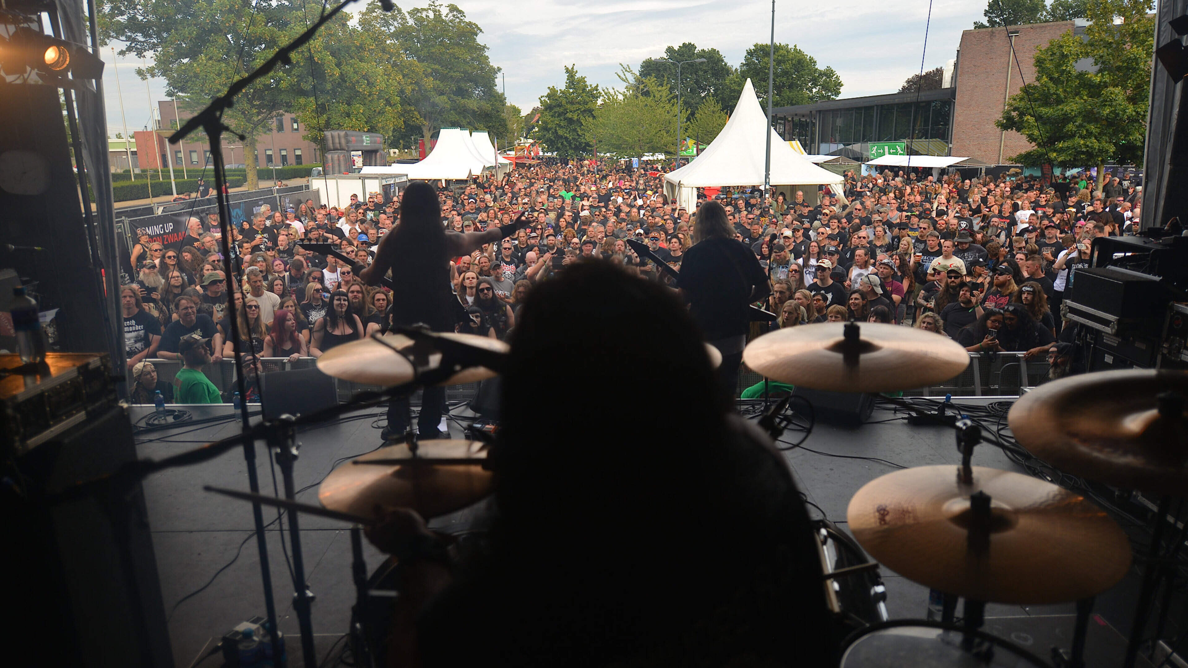 Stonehenge opnieuw uitverkocht: deathmetalfans vullen festivalterrein in Steenwijk