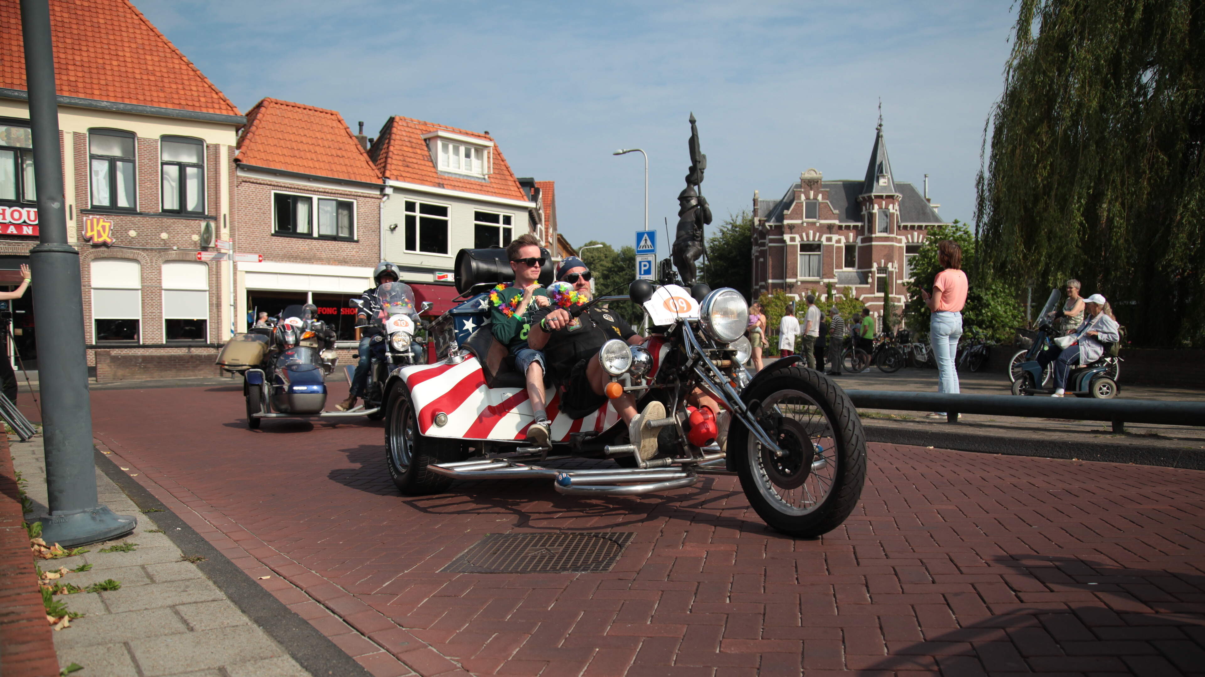 Zwaaien naar deelnemers Steenwiekertoornrun