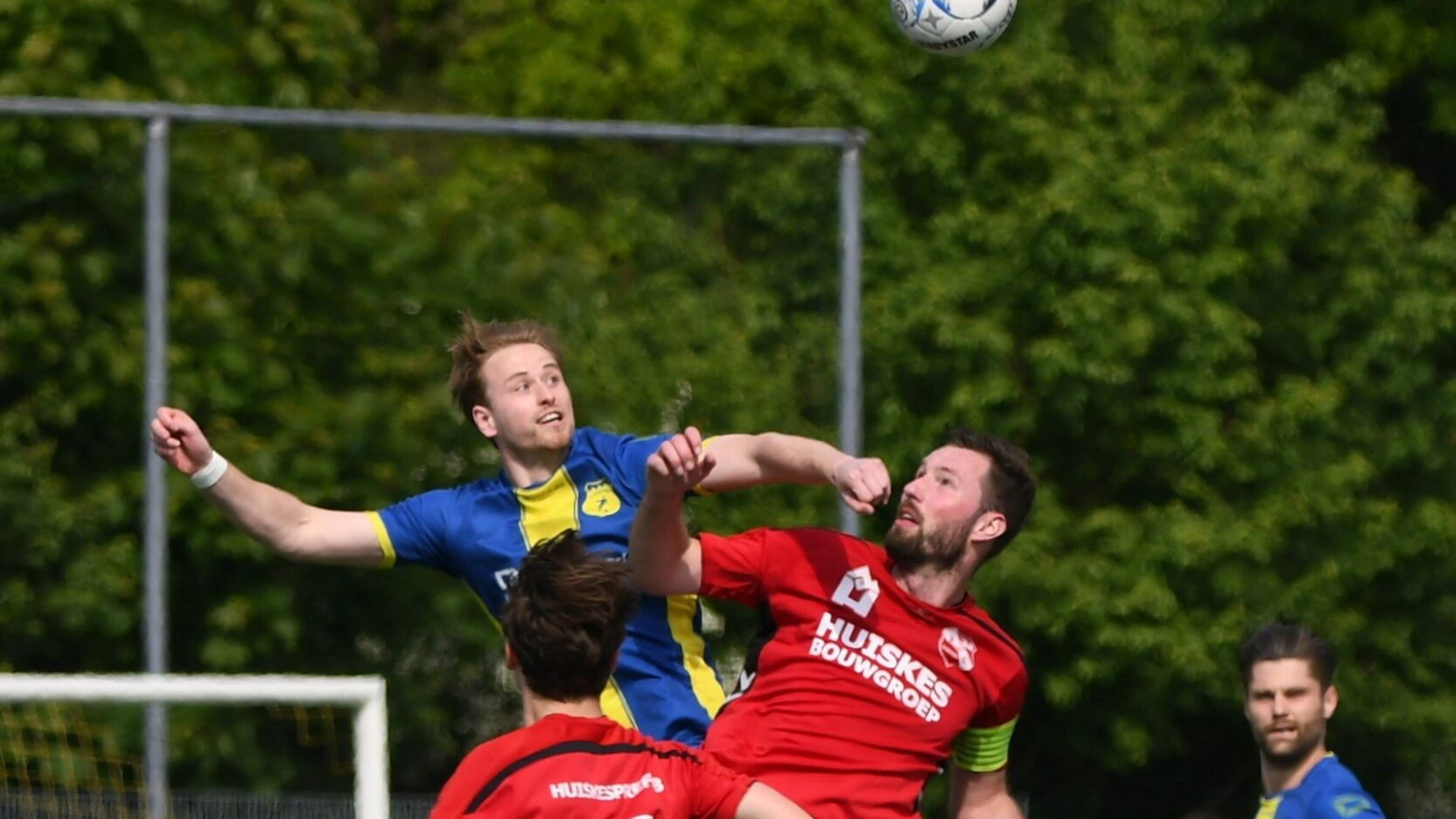 Weekendvoetbal zet competitie op de kop