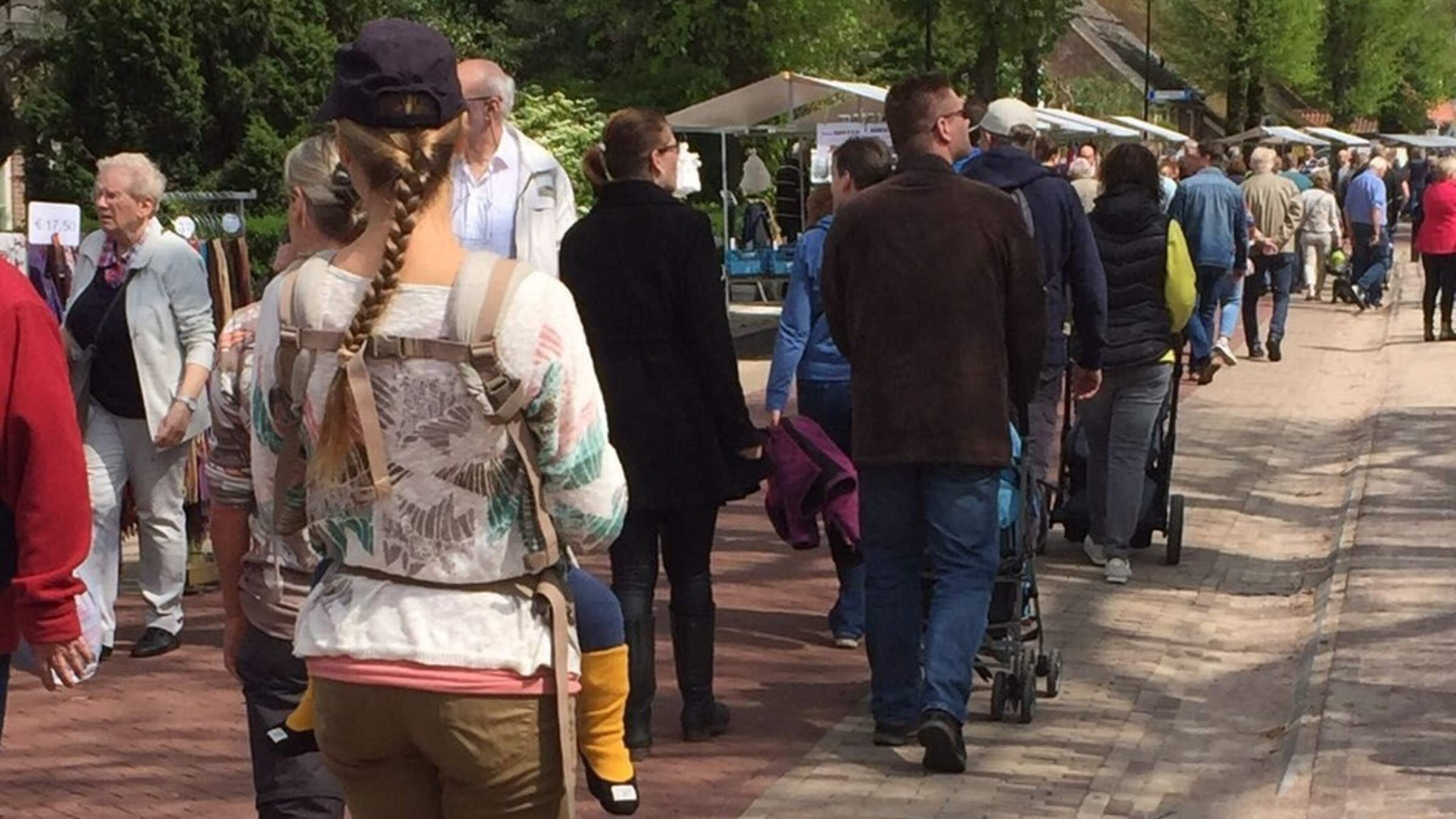 Jong en oud vermaakt zich op jaarmarkt in Vledder