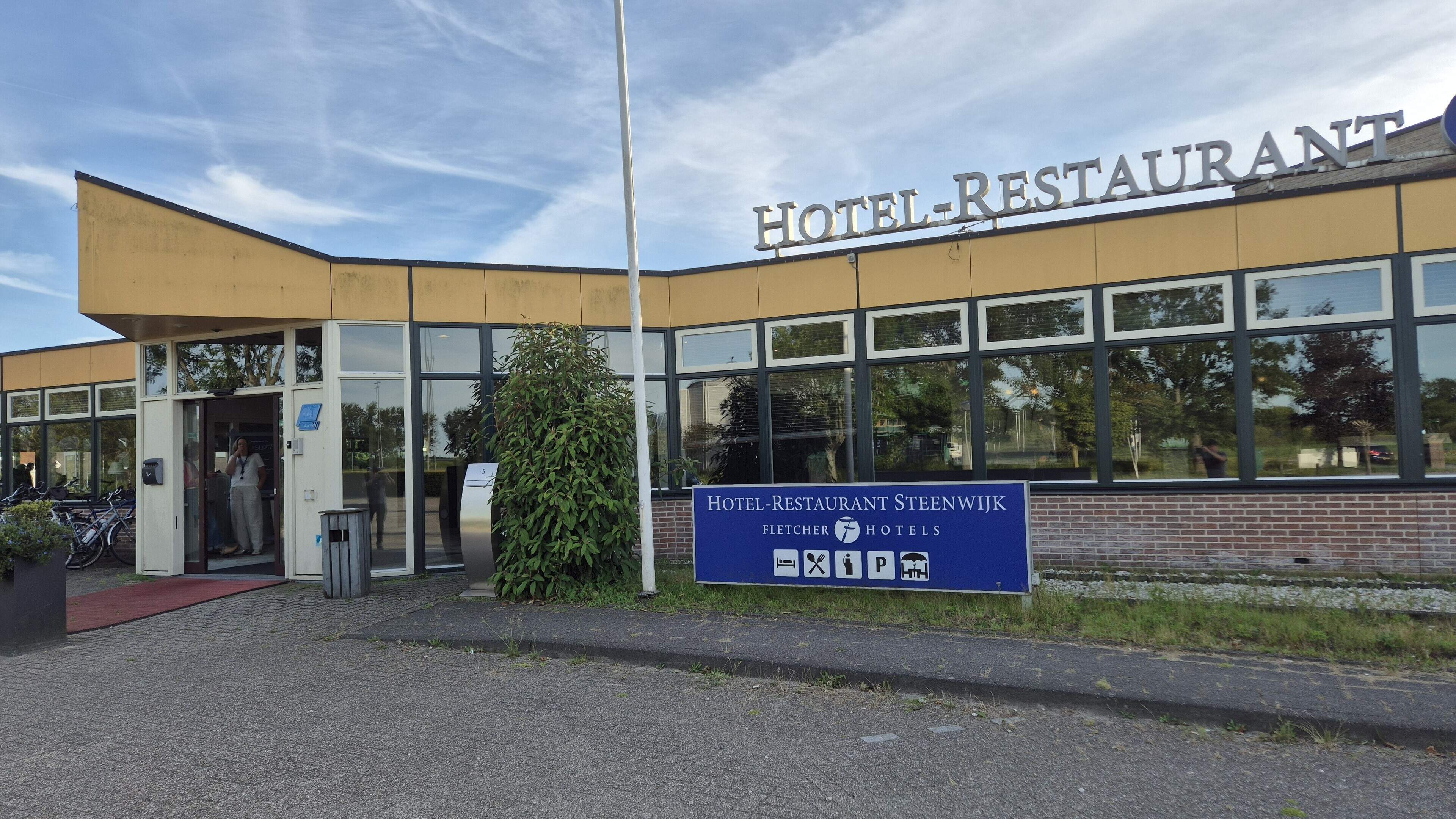 FvD maakt zich zorgen over asielopvang in Steenwijker hotel. ’Weten we zeker dat hier de juiste doel