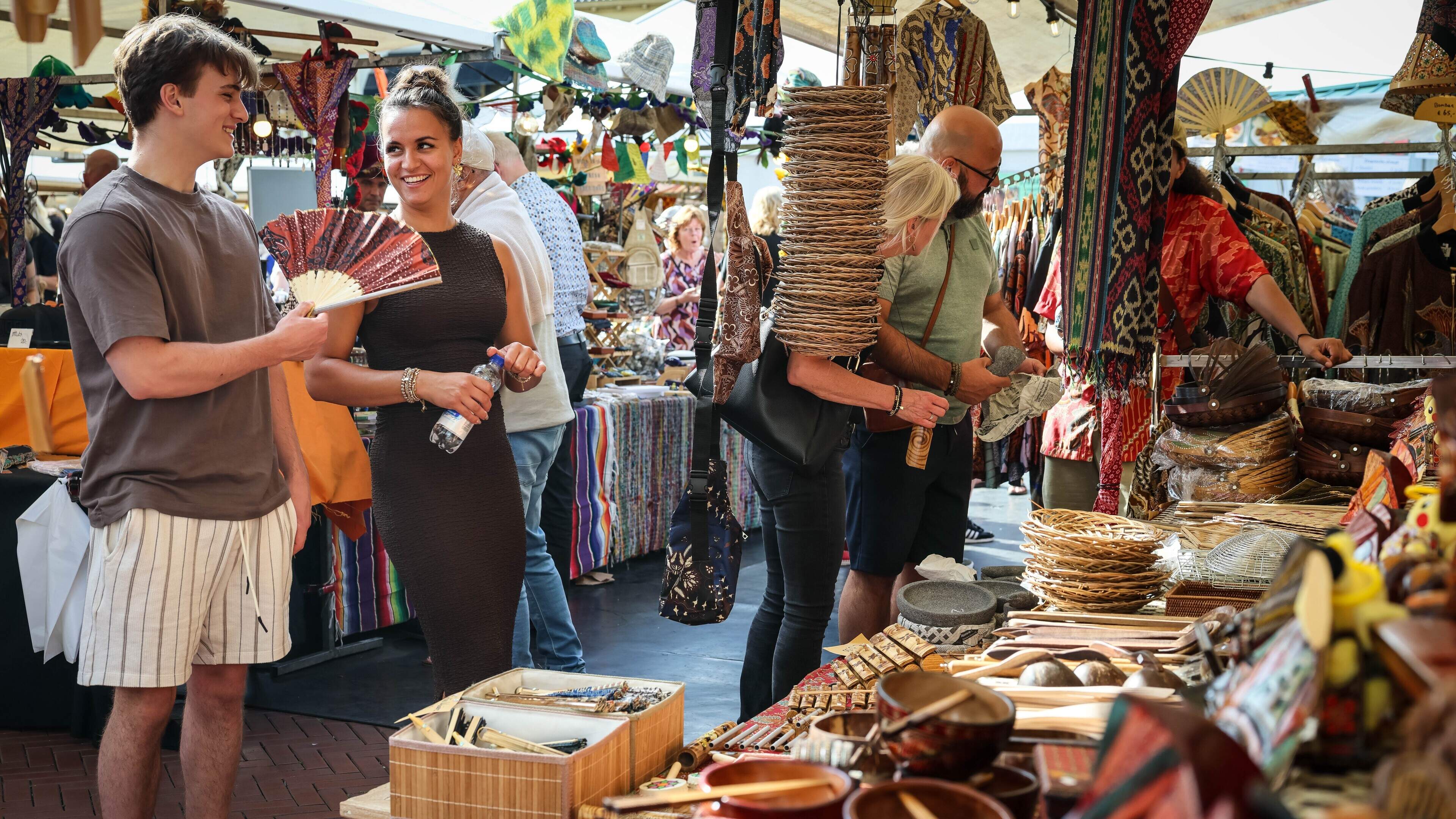 LIVE | Muziek, kleuren en smaken van Indonesië vullen de binnenstad: dit is de Pasar Malam in Steenw