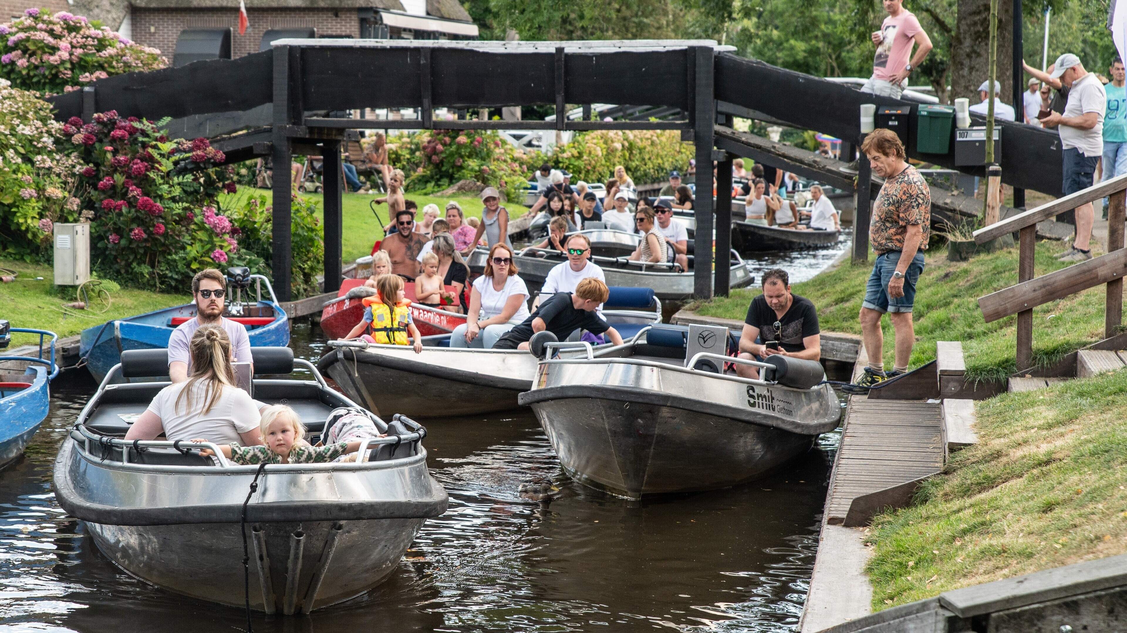 ’Bruggen in Giethoorn moeten zwart met wit zijn, niet bruin of grijs’