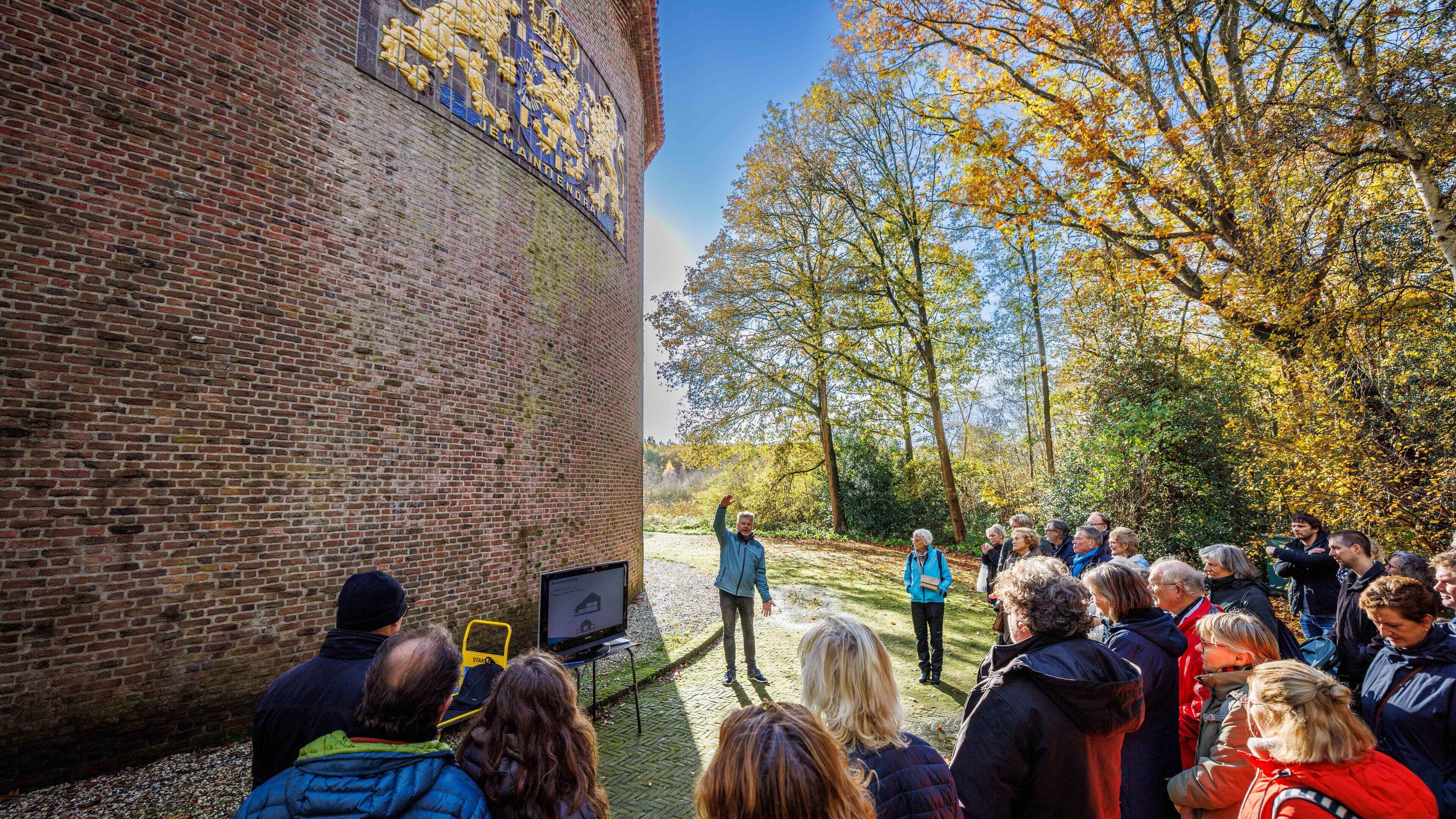 Nieuwe inwoners bezoeken de ‘Schatkist van Overijssel’ in Paasloo. Onder de indruk van de magie van 