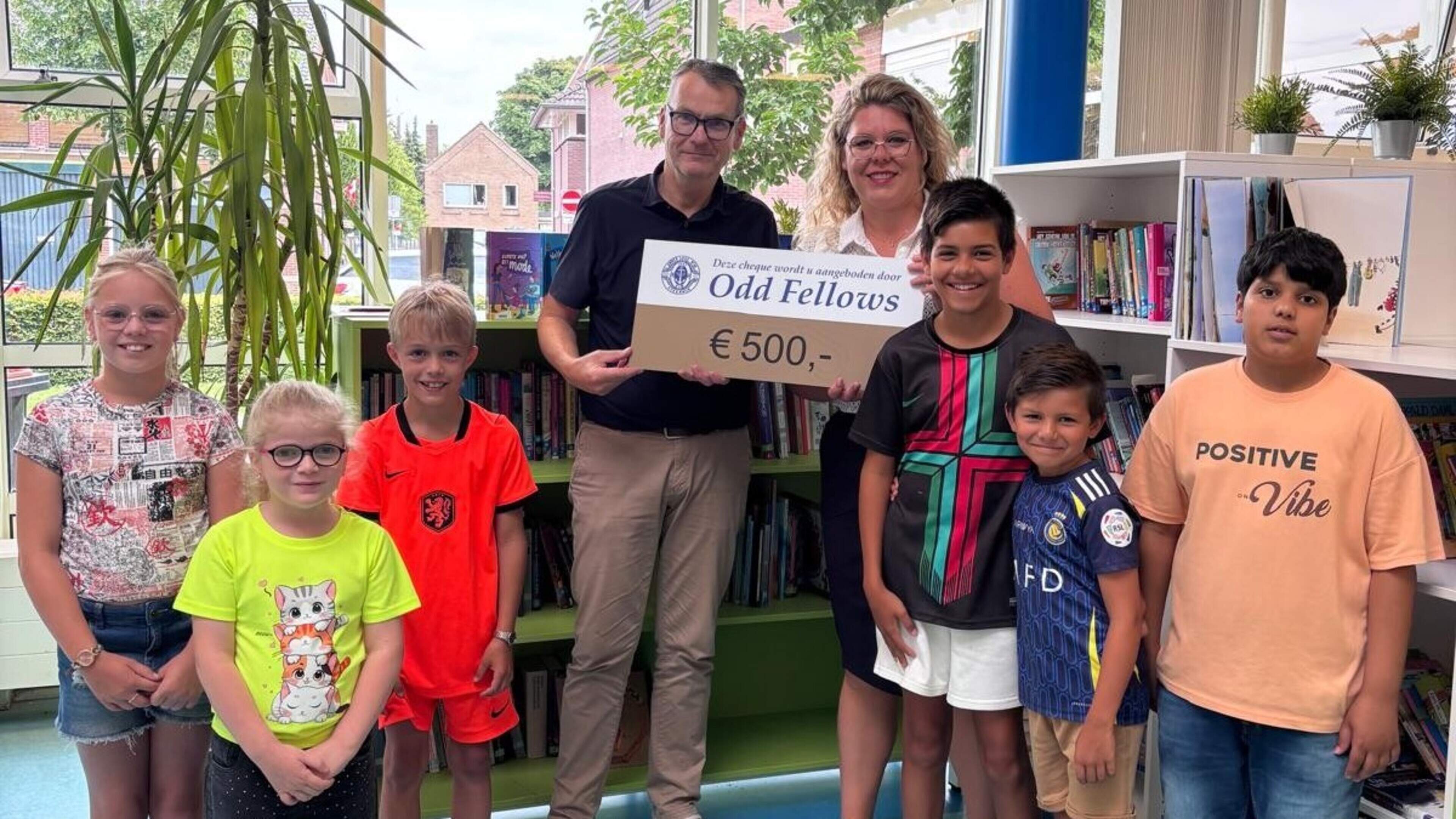 Odd Fellows Ankerloge Steenwijk steunt OBS De Voorpoort in Vollenhove met nieuwe boeken