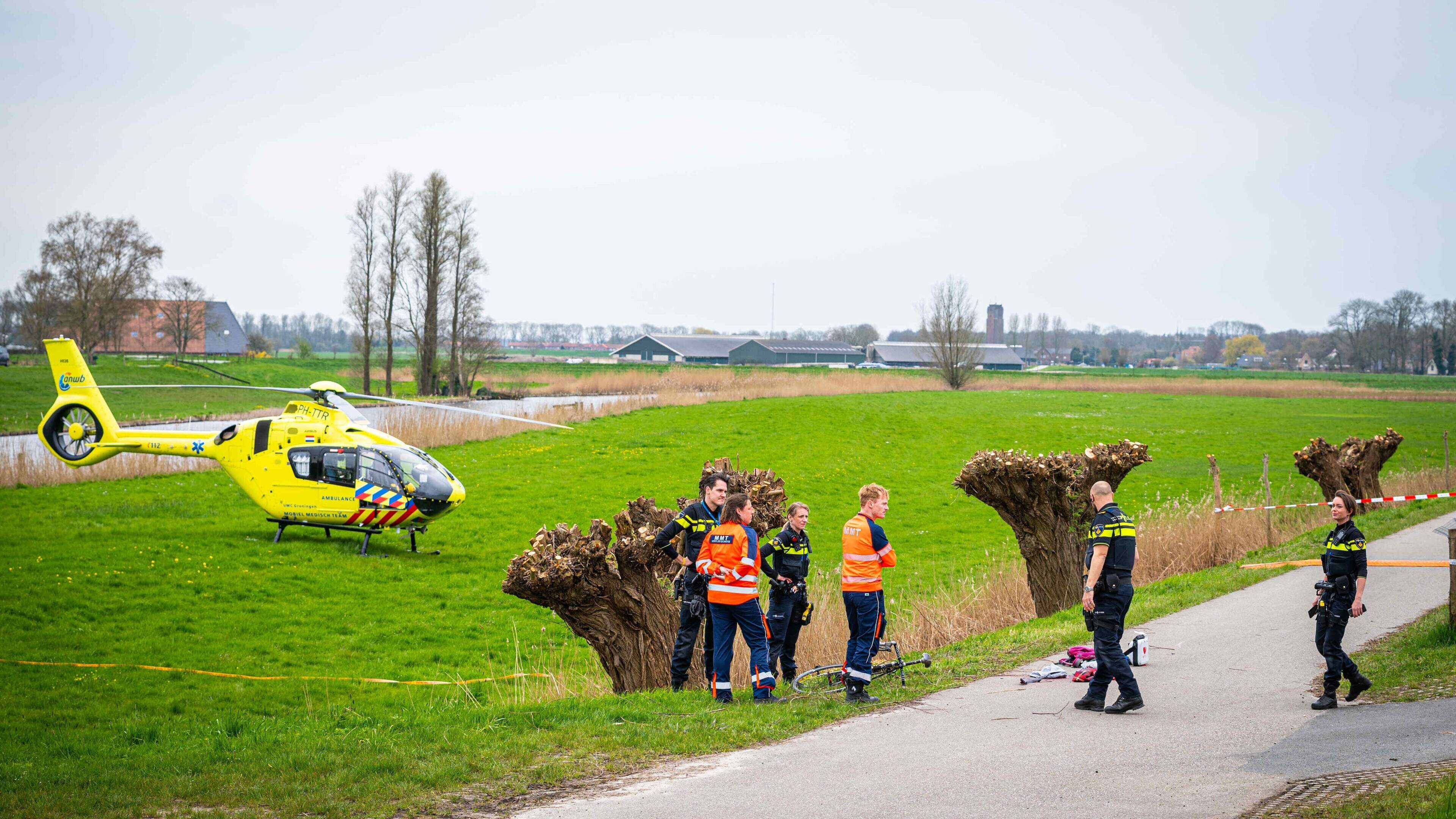 Wielrenner zwaargewond na valpartij langs de N351 bij Kuinre