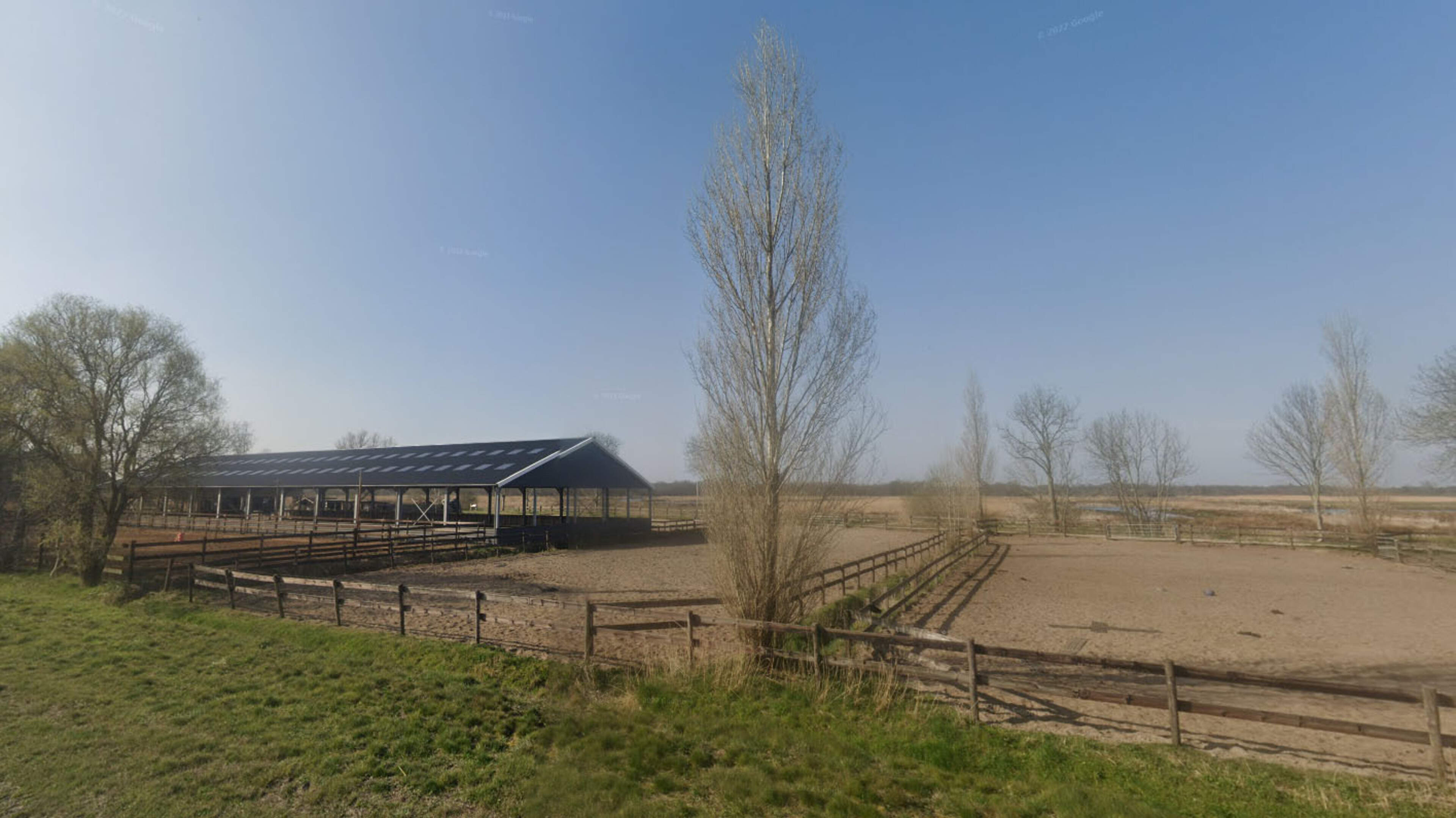 Energiecoöperatie legt het dak van Hoeve Beukers in Wanneperveen vol met zonnepanelen