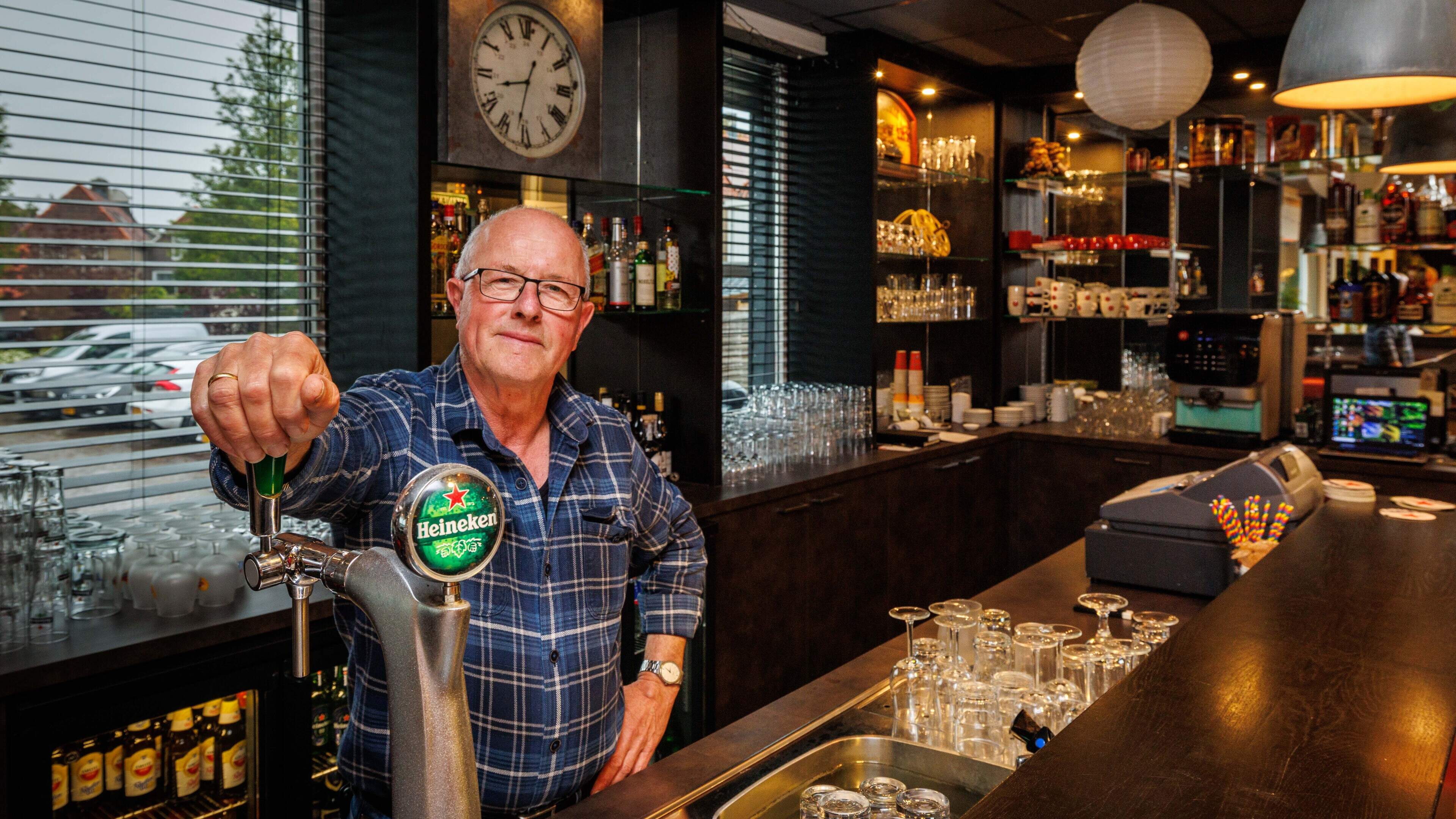 Na 27 jaar neemt Tinus afscheid van De Ploats in Blokzijl: ‘Je kunt hier echt een goede boterham ver