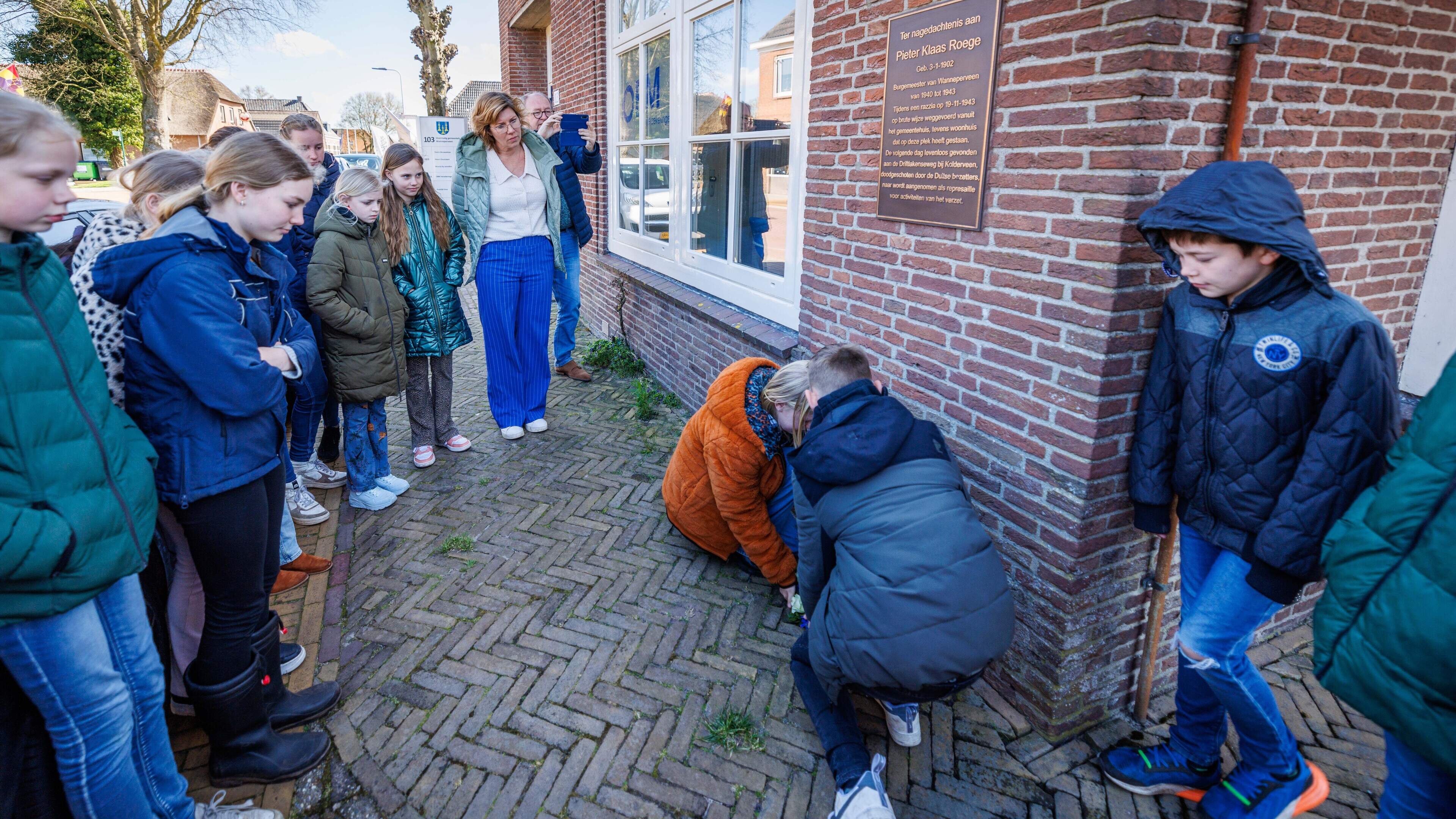 Arend vertelt leerlingen in Wanneperveen over gefusilleerde burgemeester Roege. Dit heeft op hem als