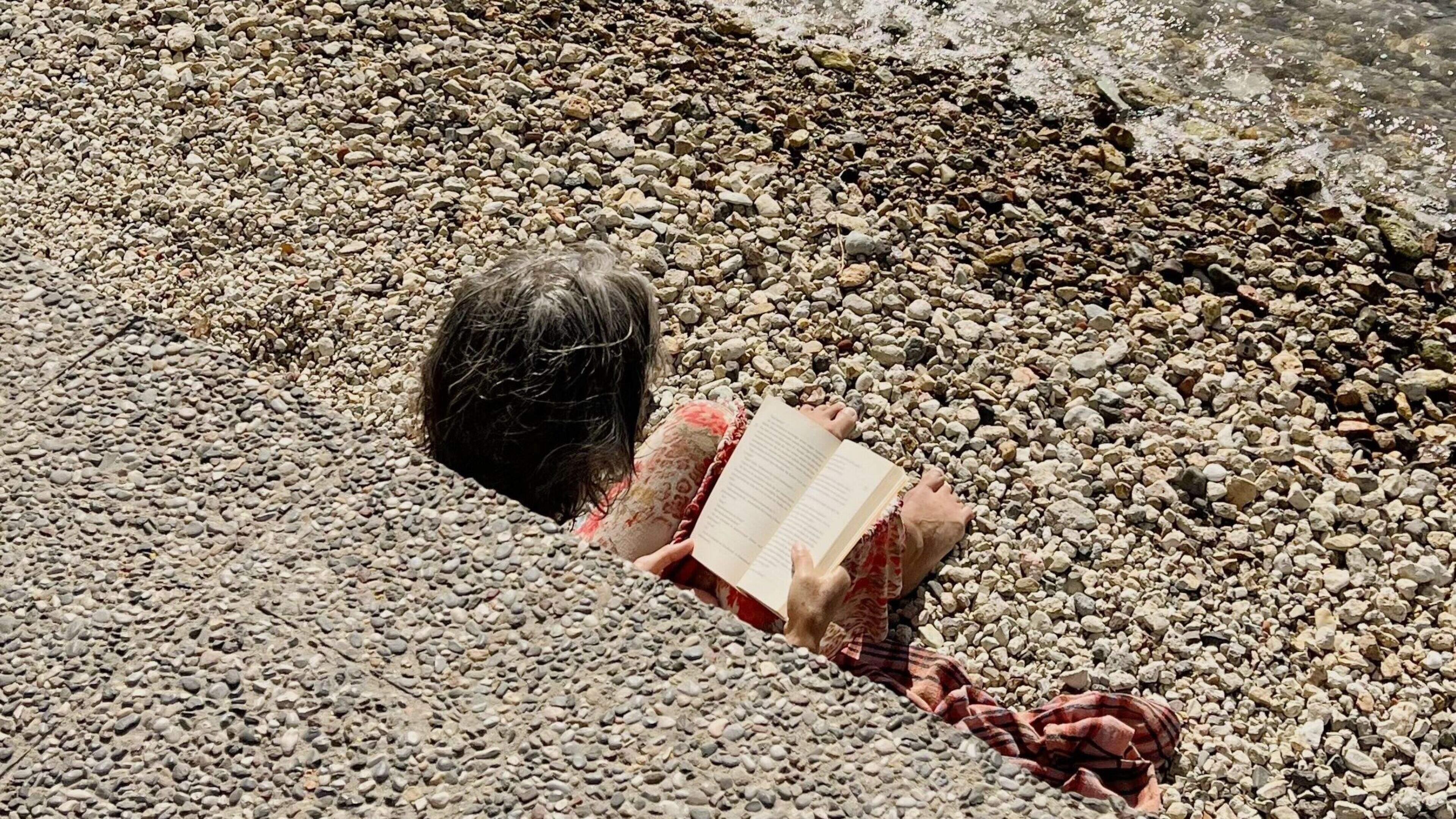 De zomervakantie? Die begint met boeken. Wij zetten de leukste leestips voor jou op een rijtje