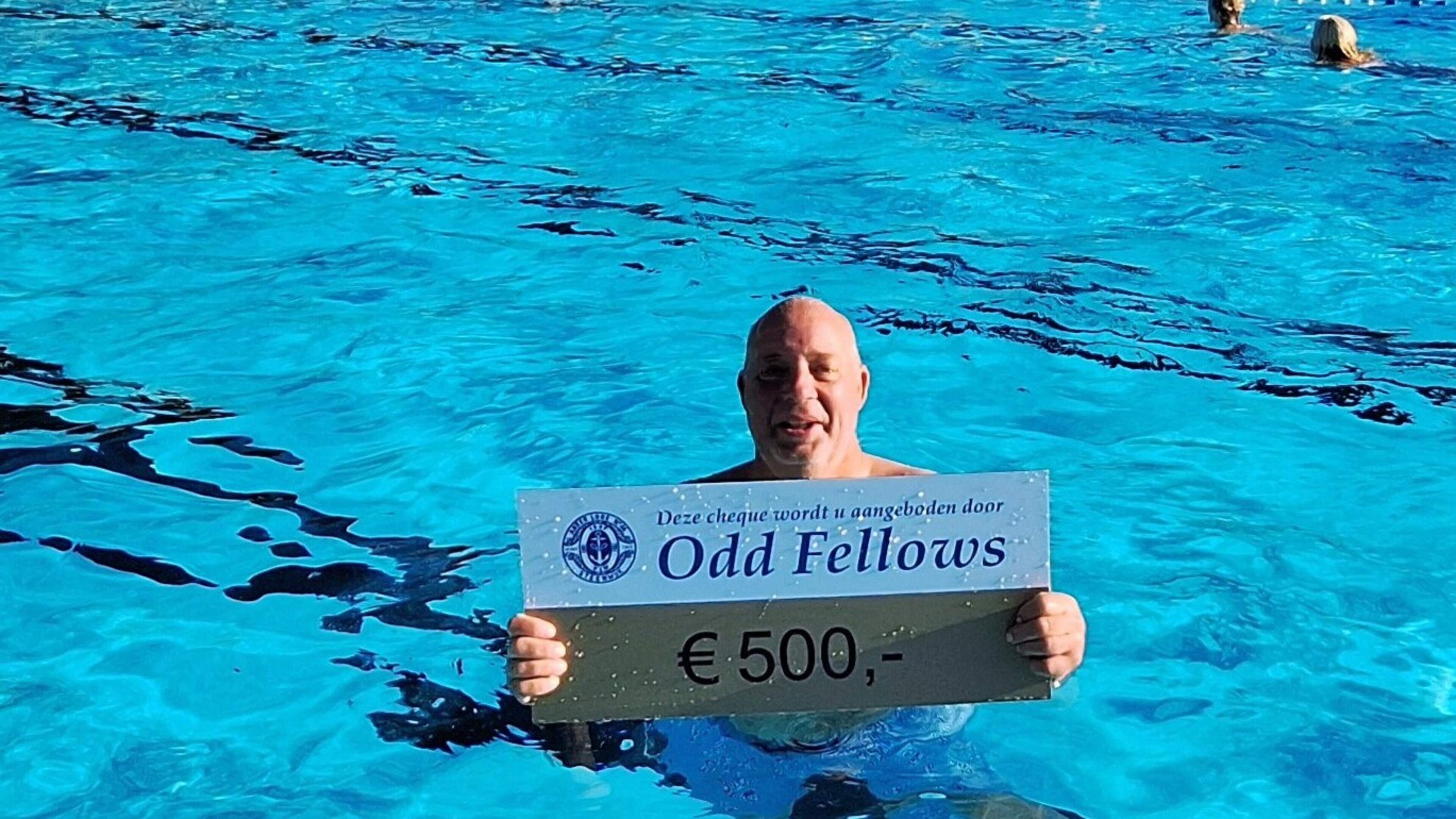 Odd Fellows steunen actie nieuwe glijbaan Zwembad Tolhekke met gift